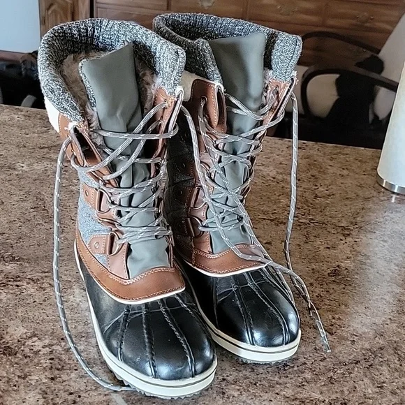 EUC Dream Pairs Women's mid calf waterproof winter snow boots - Picture 3 of 4